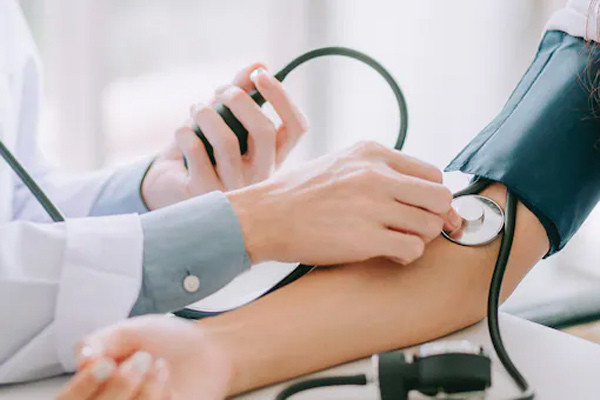 Bất thường ở mắt cảnh báo cao huyết áp