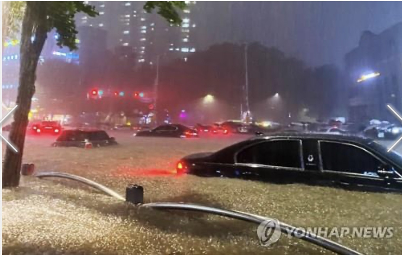 Hình ảnh Seoul chìm trong nước, ô tô 'bơi' trên đường phố
