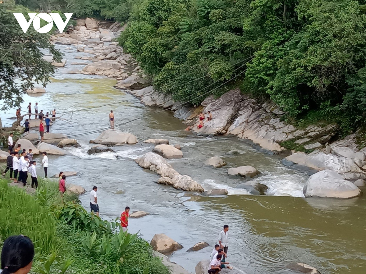 ra suoi chup anh, 2 vo chong du khach tai sa pa bi nuoc cuon troi hinh anh 1