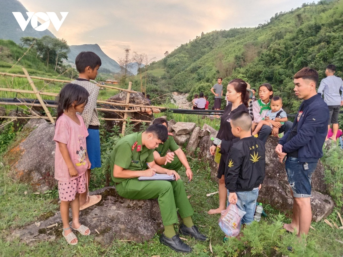 ra suoi chup anh, 2 vo chong du khach tai sa pa bi nuoc cuon troi hinh anh 2