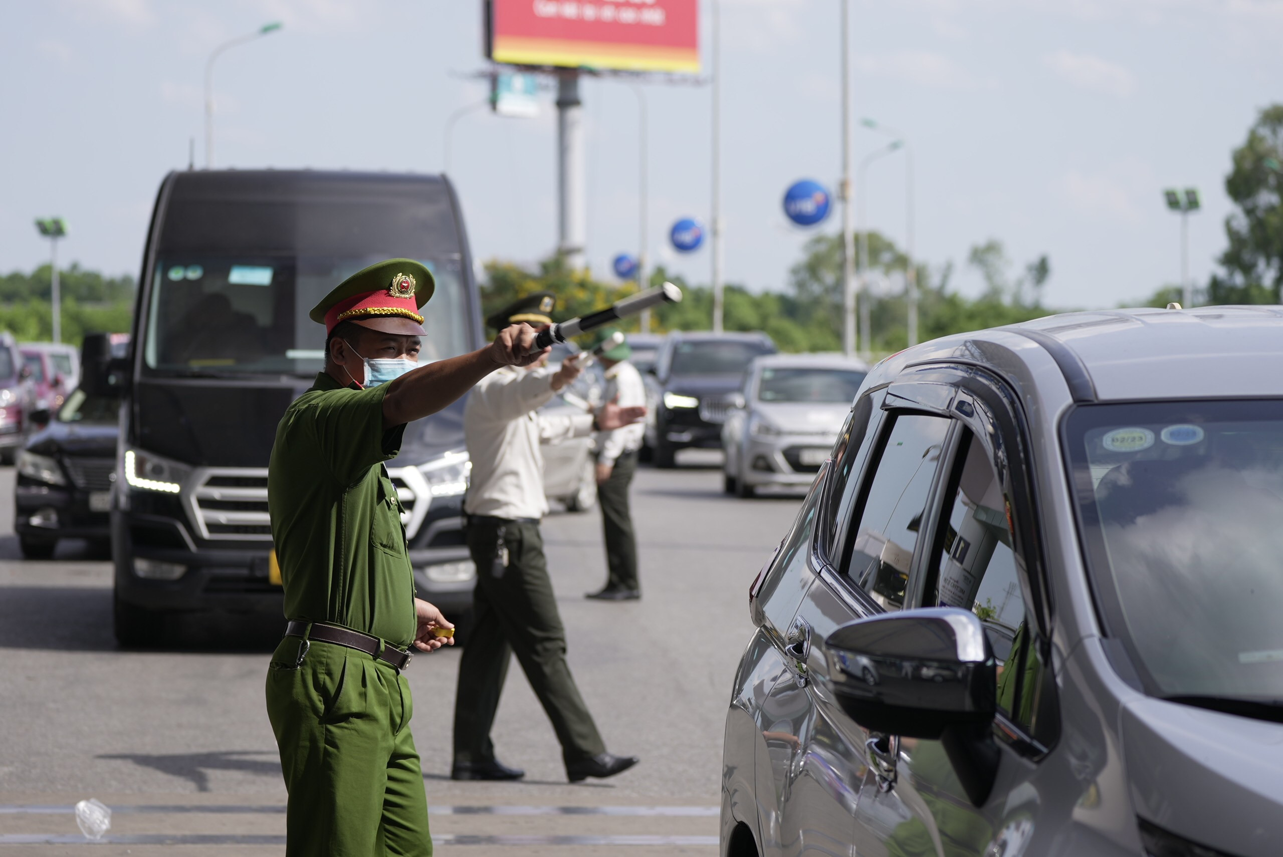 Nhân viên an ninh hàng không Nội Bài bị lái xe taxi hành hung