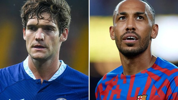 Aubameyang cập bến Chelsea, Marcos Alonso gia nhập Barca