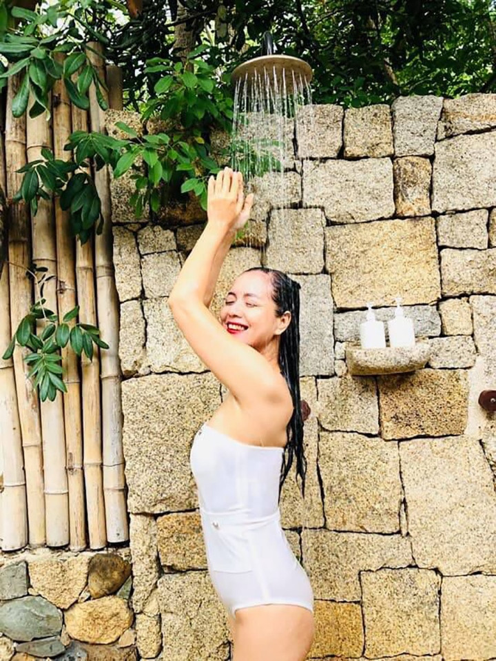 Dàn mỹ nhân Việt U60 vẫn nóng bỏng khi khoe dáng với bikini - 15