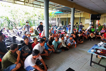 Bắt quả tang 40 người ngồi cà phê ở Trà Vinh cá độ đá gà tận Campuchia