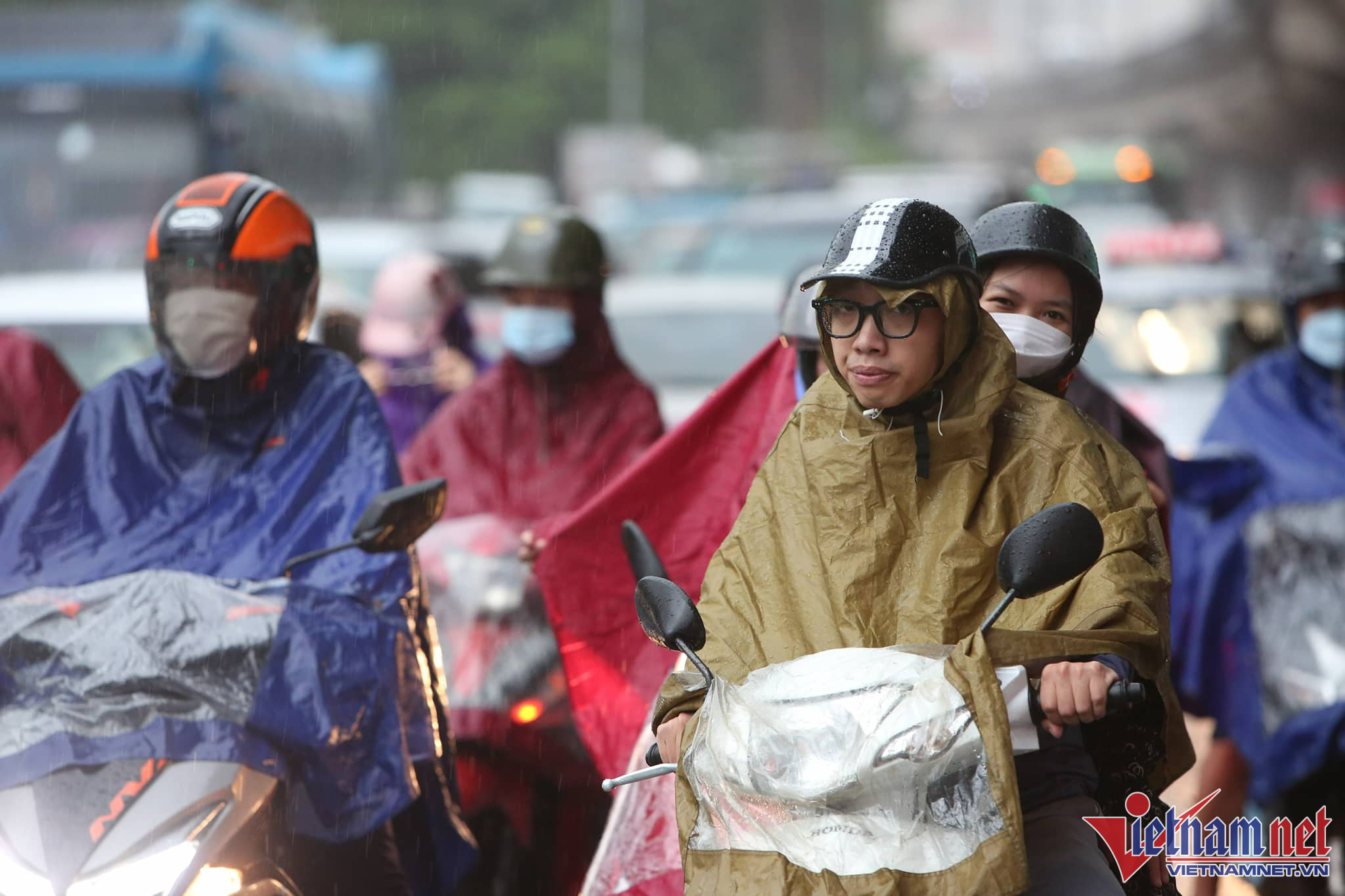 Rời Hà Nội nghỉ lễ 2/9, người dân chôn chân dưới mưa, ùn dài 8km