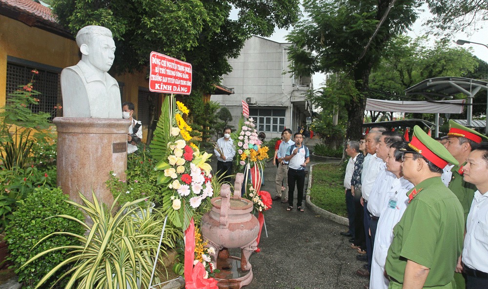 Trưởng Ban Tuyên giáo Trung ương dâng hương tưởng niệm Chủ tịch Hồ Chí Minh, Tổng Bí thư Trần Phú ảnh 2