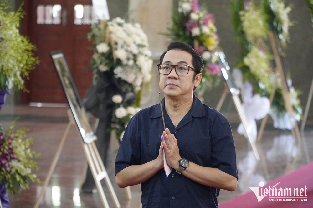 Nghệ sĩ Việt đến viếng minh tinh Thẩm Thuý Hằng