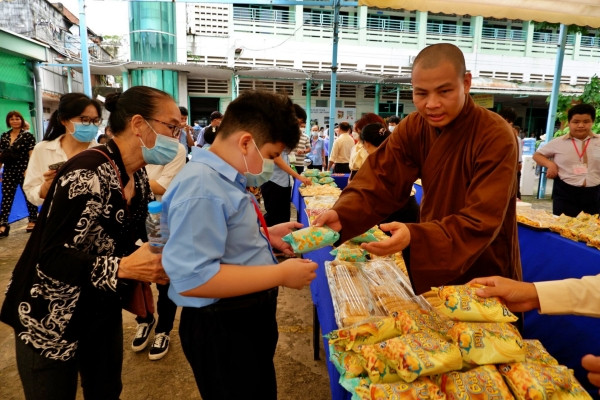 Theo chân vị tu sĩ trẻ mang hơn 10.000 phần quà trung thu đến trẻ em