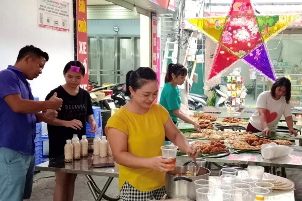 Xóm nhỏ ở Hà Nội cùng sửa soạn cỗ trung thu đầm ấm