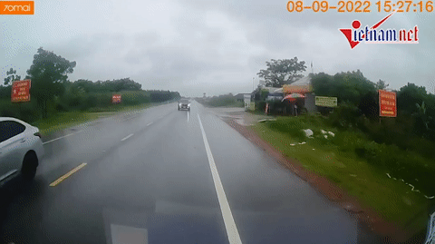 Xe Mazda CX-5 ngáo ngơ lao sang làn ngược chiều như thiêu thân