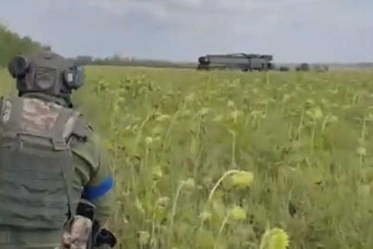 Hình ảnh lính Ukraine thu giữ radar phản pháo của Nga