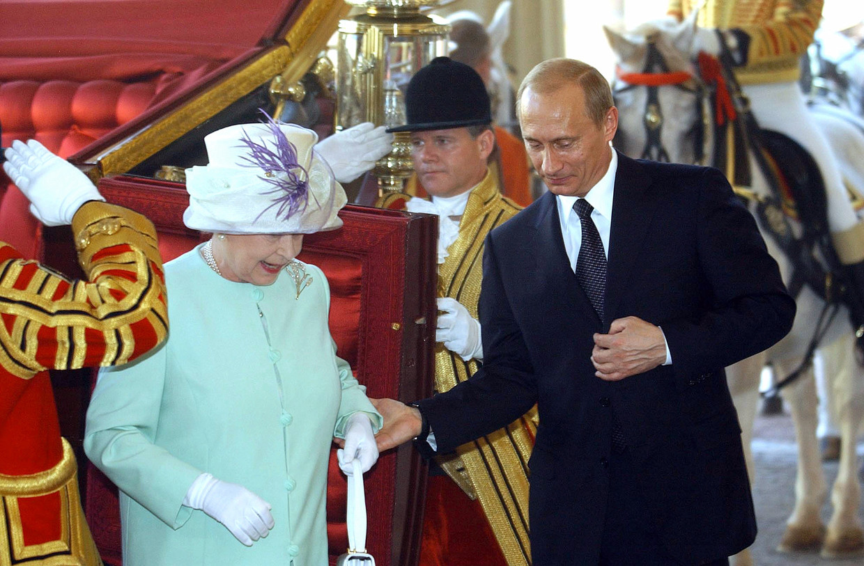 Nữ hoàng Anh và nước Nga: từ phi hành gia Yuri Gagarin đến Tổng thống Putin