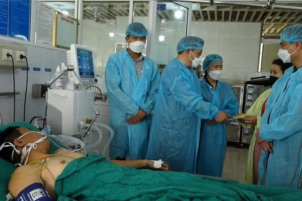 Công an xã bị thương khi cố cứu 3 mẹ con trong vụ cháy xưởng ở Hà Nội