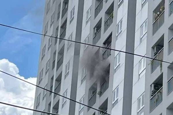 Lại cháy căn hộ chung cư ở TP.HCM, cư dân bỏ chạy tán loạn