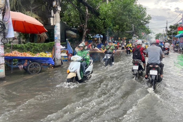 Triều cường dâng cao 1,5m, đường ở TP.HCM ngập kéo dài 4km