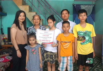 Bạn đọc VietNamNet mang Tết Trung thu đến gia đình khó khăn ở Đà Nẵng
