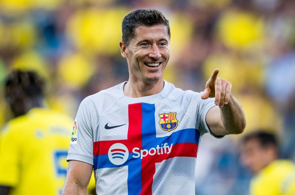 Lewandowski thăng hoa, Barca chiếm đỉnh bảng của Real