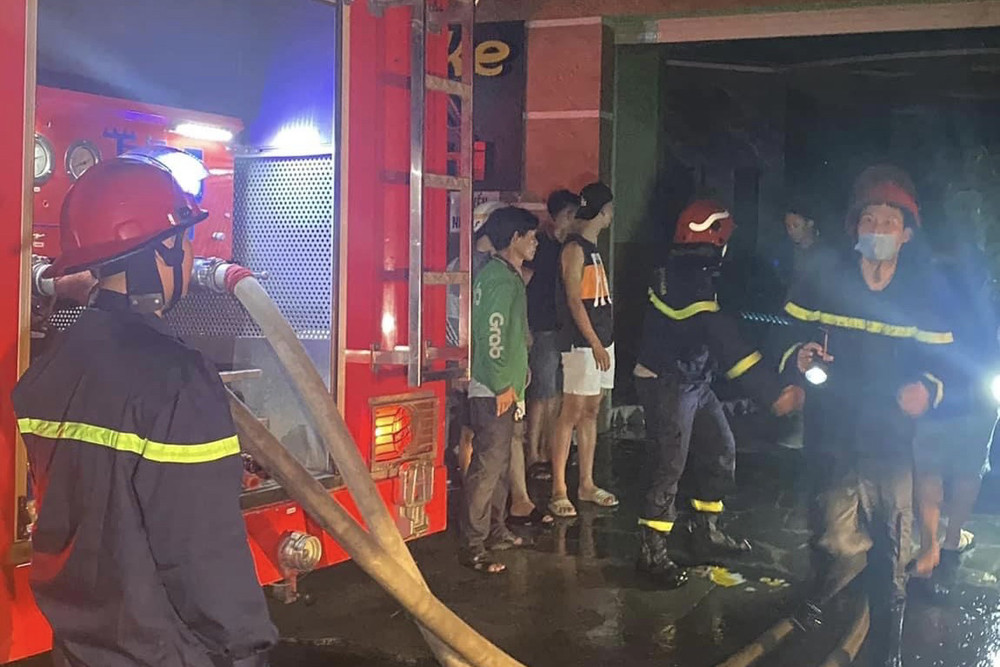 Lại cháy tại quán karaoke ở Đồng Nai, cảnh sát chữa cháy đục tường dập lửa