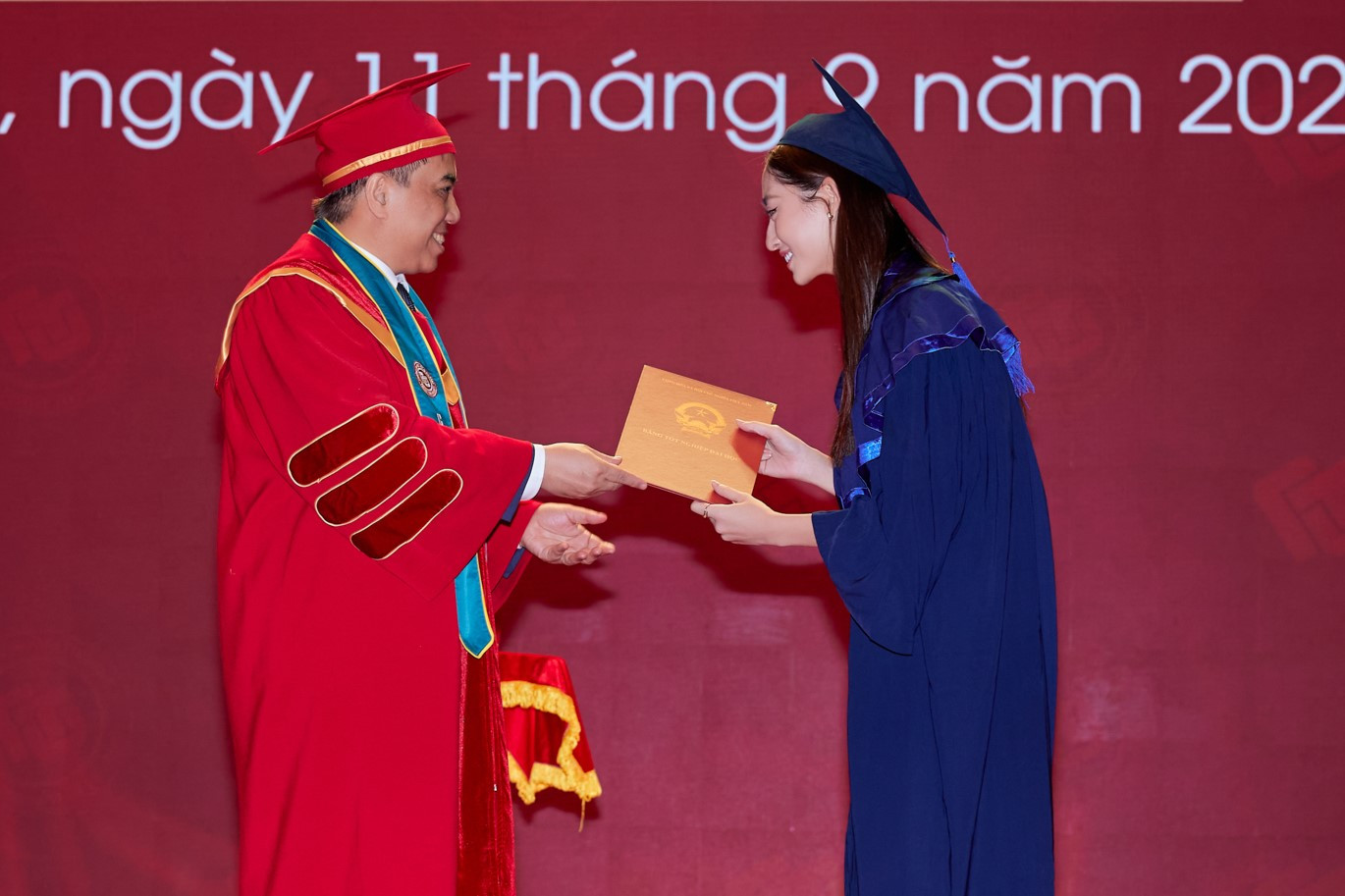 Hoa hậu Lương Thùy Linh nhận bằng tốt nghiệp xuất sắc của ĐH Ngoại thương