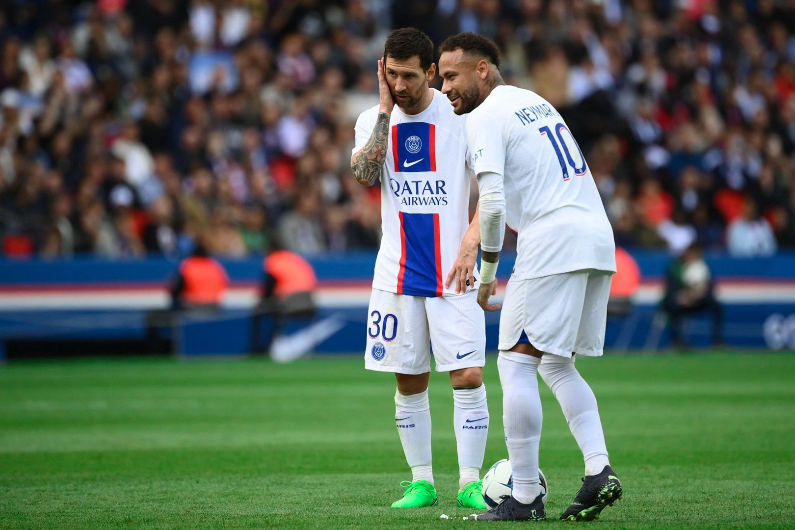 Messi, Neymar, Mbappe, PSG - những cái tên mạnh mẽ trong làng bóng đá đang đội mền sân Parc des Princes. Các cầu thủ tài năng này đem đến những trận đấu ấn tượng nhất cho giới hâm mộ trên khắp thế giới. Cùng đến và xem họ thi đấu để thưởng thức những pha bóng đẳng cấp!