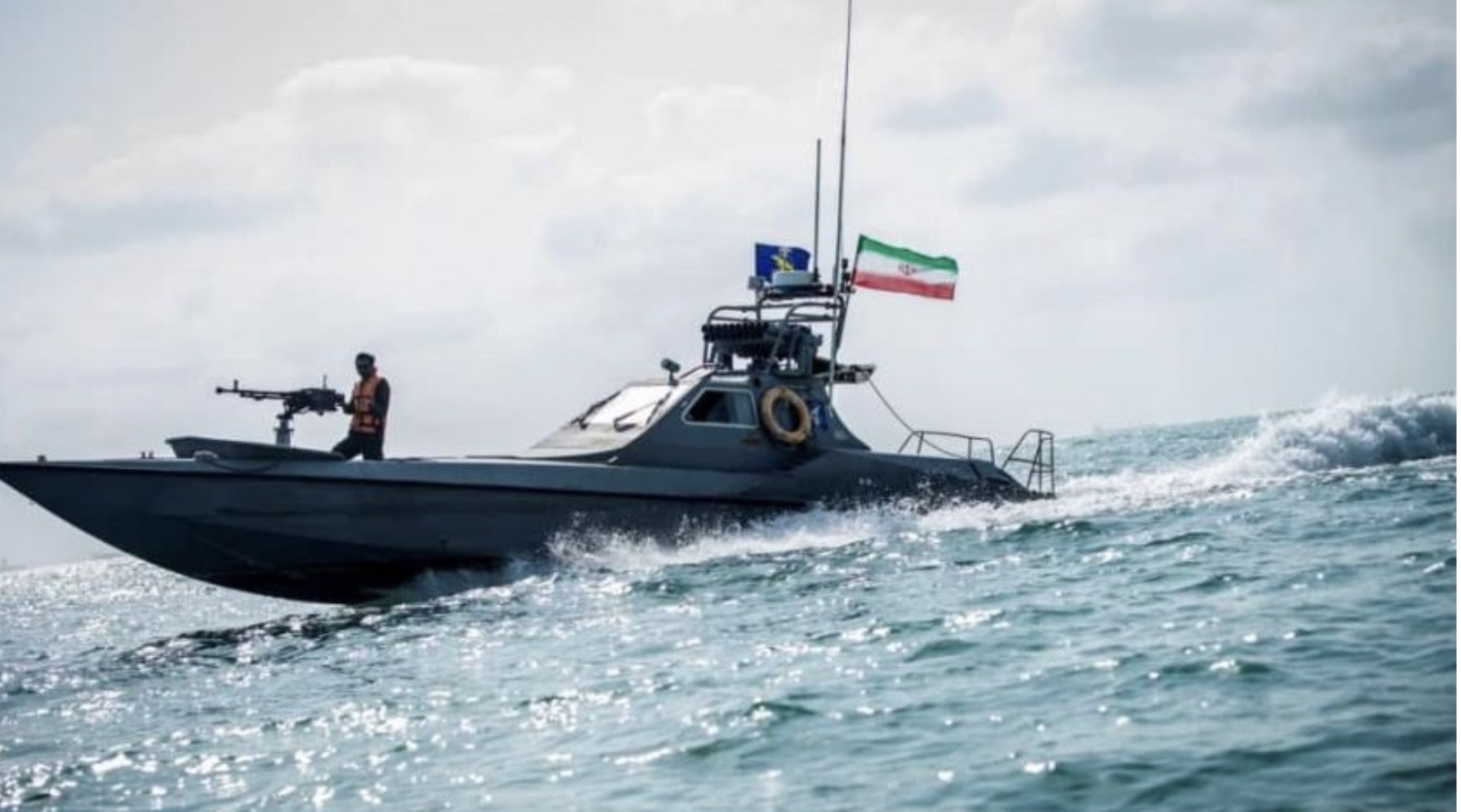 Iran bắt giữ một tàu nước ngoài buôn lậu nhiên liệu