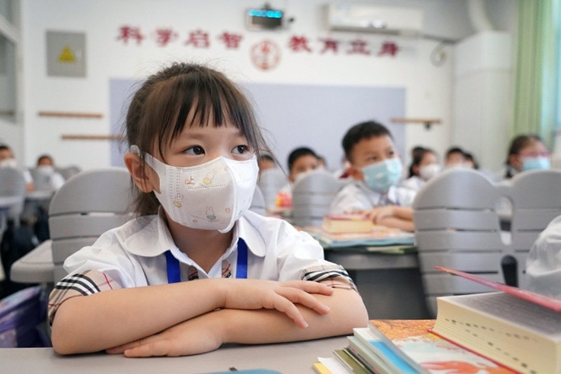 Bớt gánh nặng bài tập về nhà, học sinh Trung Quốc 'vui vẻ hơn' khi vào năm học mới