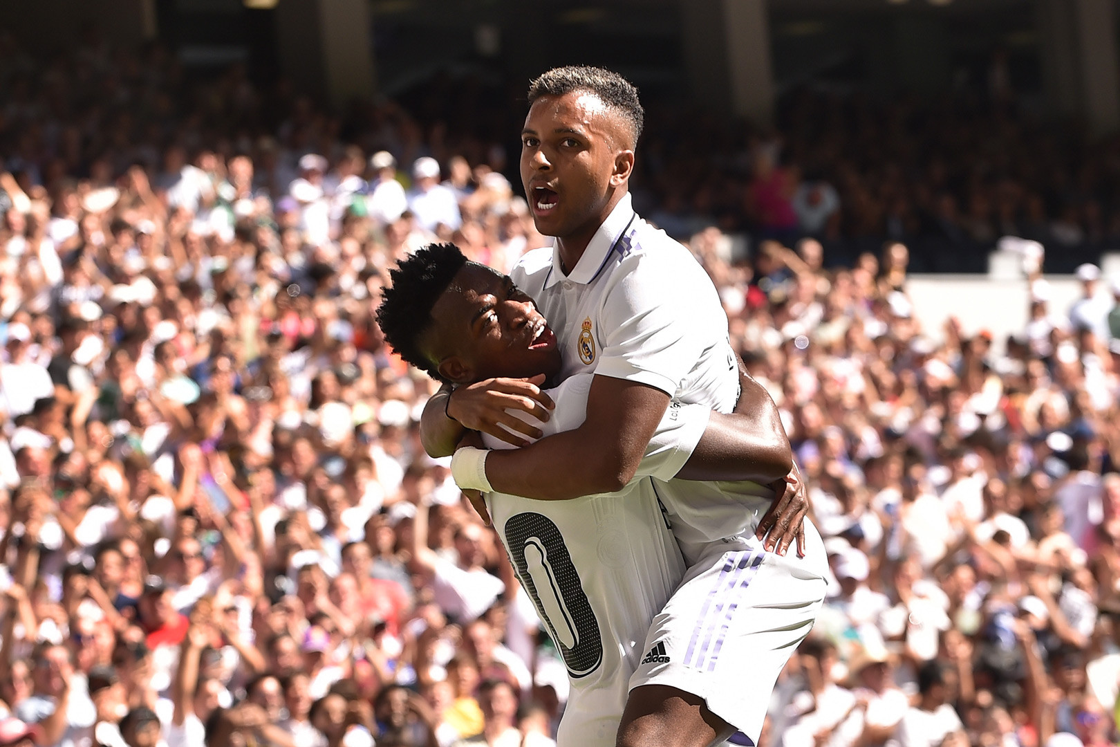 Real Madrid giữ mạch toàn thắng nhờ một loạt siêu phẩm