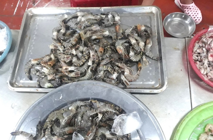 Xác minh thông tin tôm nghi bị bơm tạp chất bán ở chợ Đà Nẵng - 1
