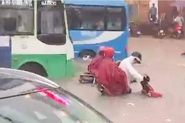 Clip: Mưa lớn, nước chảy xiết cuốn nhiều xe máy ở Đồng Nai