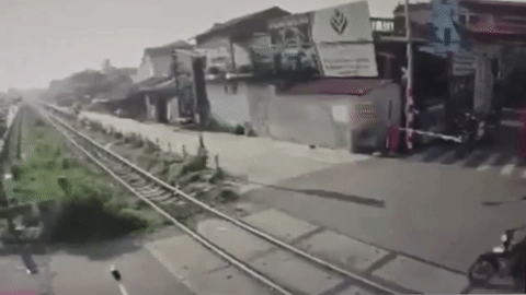 Cố băng qua đường sắt người đàn ông bị tàu hỏa đâm trúng