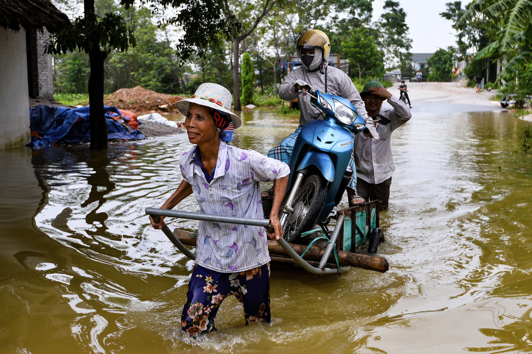 72 giờ đảo lộn cuộc sống vì nước lũ ở Hà Nội