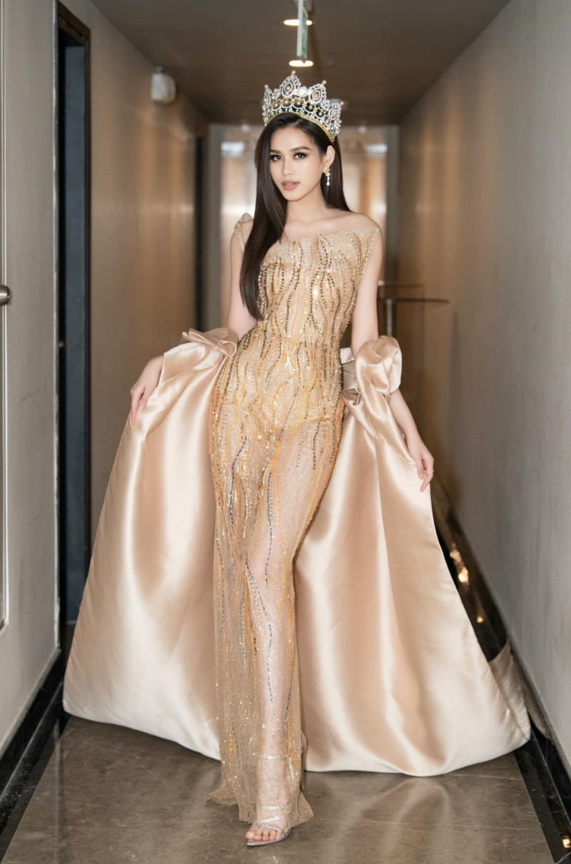 Thùy Tiên diện đầm Đỗ Long dự liên hoan phim quốc tế Busan | Harper's  Bazaar Việt Nam