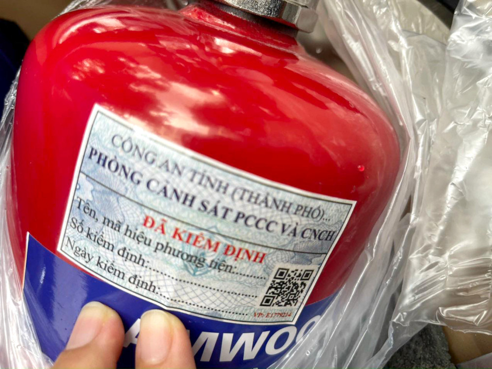 Tem kiểm định do chủ kho hàng cung cấp có thông tin sơ sài, không thể hiện tên sản phẩm, số kiểm định, ngày kiểm định… - ẢNH: N.C