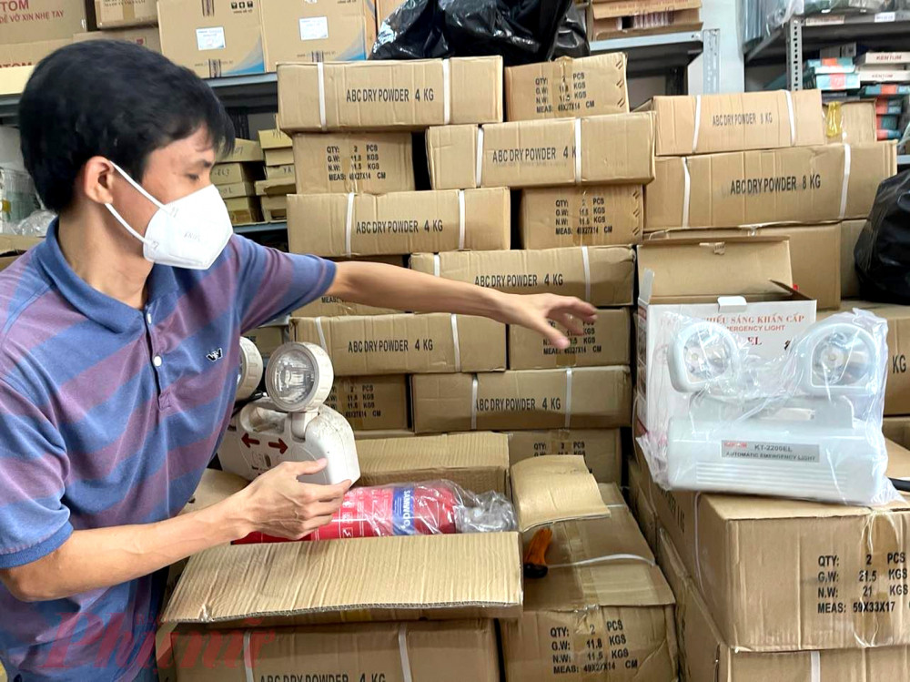 Theo lời nhân viên kho hàng, phần lớn thiết bị chữa cháy trong kho là hàng Trung Quốc, có giá thấp nên dễ bán hơn hàng châu Âu, hàng Việt - ẢNH: N.C