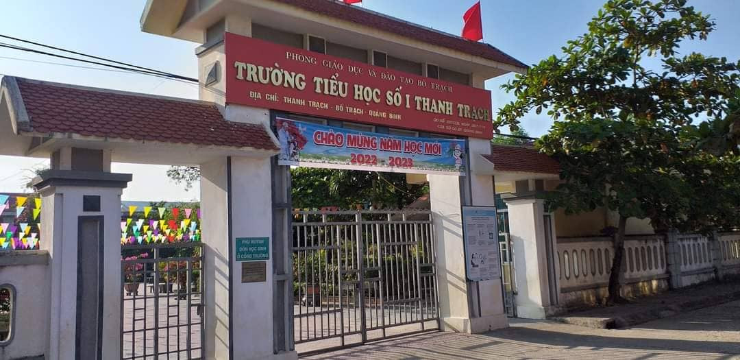 Học sinh lớp 2 ngã từ lan can xuống sân trường, gãy 2 tay