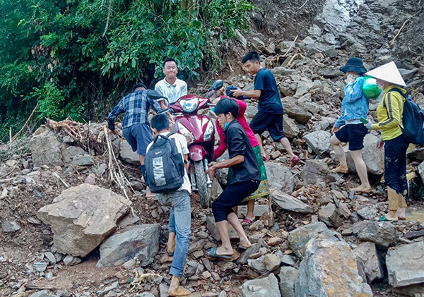 Hàng nghìn người dân ở vùng cao Nghệ An bị cô lập do mưa lũ