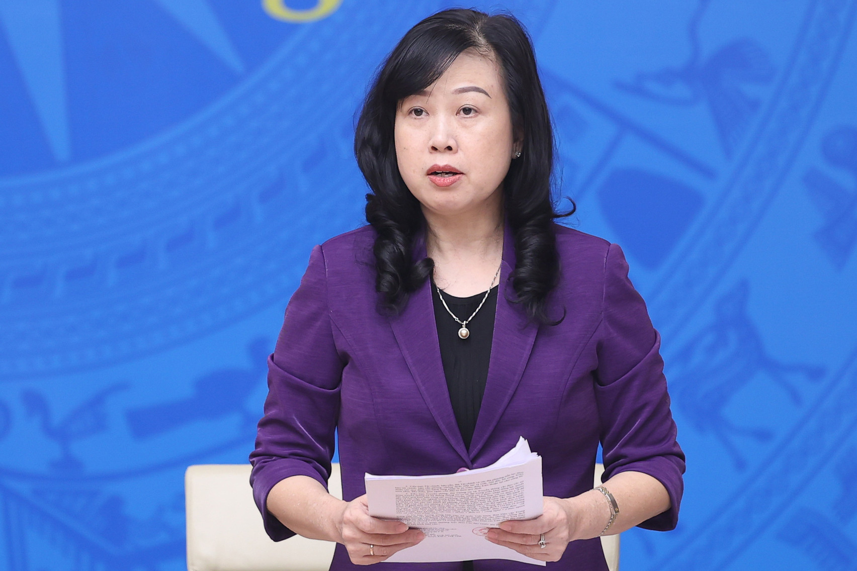 Quyền Bộ trưởng Y tế trả lời về tăng lương cho y bác sĩ và BHYT