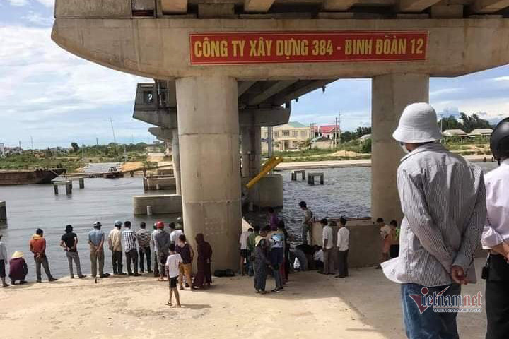 Chơi ở đập ngăn mặn, nữ sinh ngã xuống sông tử vong