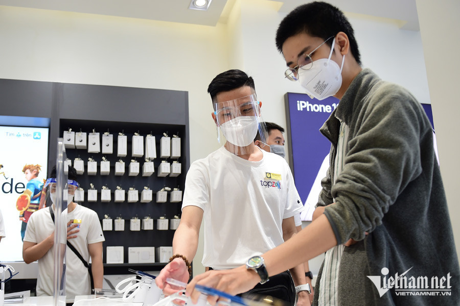 Vietnamese splash out, spend billions of VND on phones