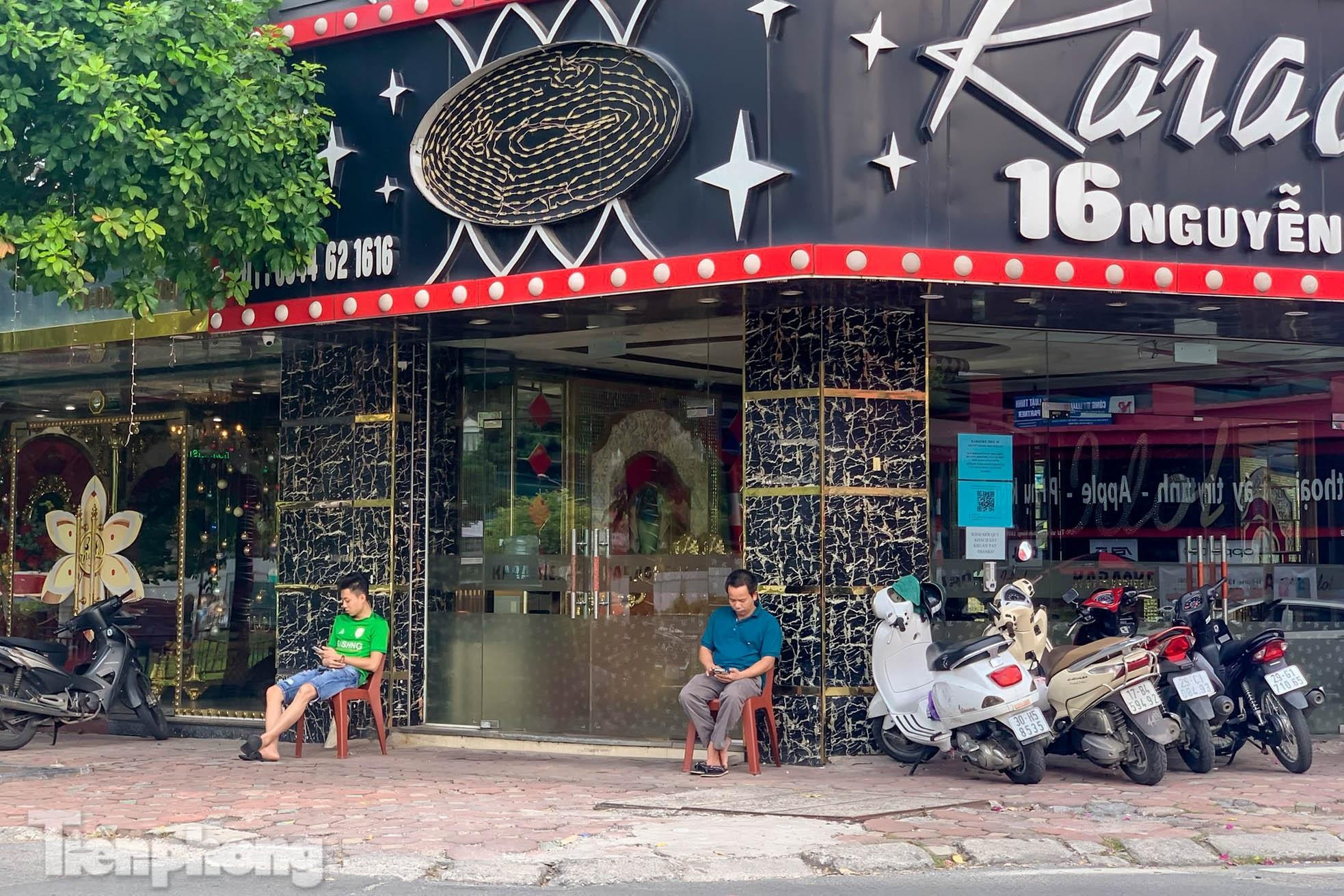 Nhiều quán karaoke tại Hà Nội ế khách sau loạt vụ hỏa hoạn - Ảnh 8.