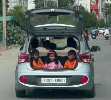 Xe Hyundai Grand i10 để trẻ em ngồi ở cốp xe mở toang vẫn chạy trên phố