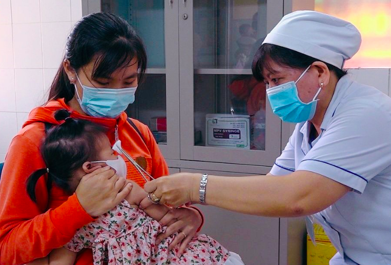 TP.HCM hết sạch 2 vắc xin tiêm miễn phí, Viện Vệ sinh dịch tễ nói do 'vướng thủ tục'