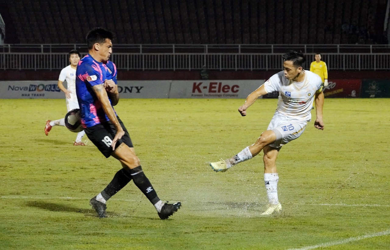 Cụ thể hơn, HLV Phùng Thanh Phương bên phía Sài Gòn FC khẳng định: “Văn Quyết là cầu thủ không thể thiếu, chìa khoá trong lối chơi của Hà Nội FC. Chúng tôi phải dè chừng cậu ấy rất nhiều. Những gì thể hiện suốt thời gian qua, việc Văn Quyết lên tuyển là rất xứng đáng”
