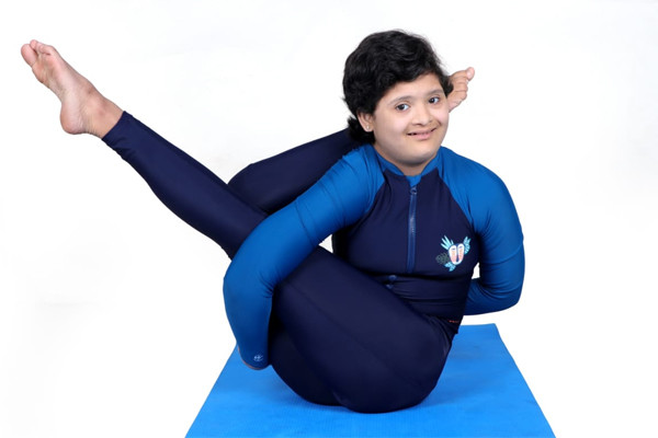 Cô bé mắc hội chứng Down trở thành bậc thầy yoga, nhận bằng khen của chính phủ
