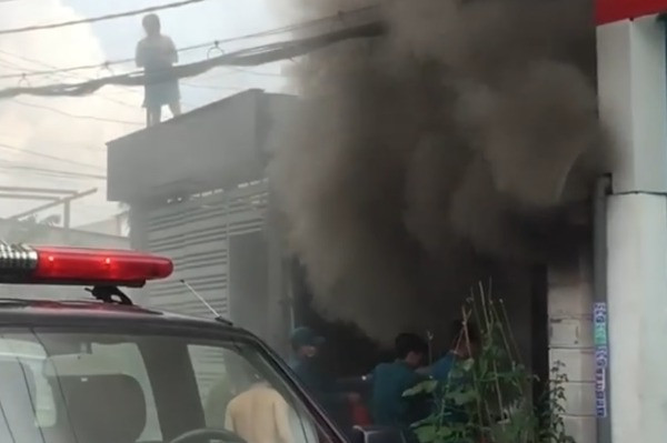 Ô tô đỗ trong nhà bốc cháy, cả khu phố ở TP Thủ Đức hỗn loạn giữa trưa