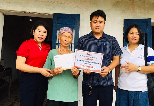 Trao hơn 32 triệu đồng đến bà Trần Thị Ngọ nuôi con thực vật, chồng ung thư