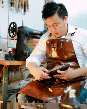 IT engineer makes bespoke shoes in Japan