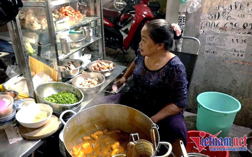 TikToker thổi giá tô bánh canh lên 700 ngàn, chủ quán bật khóc