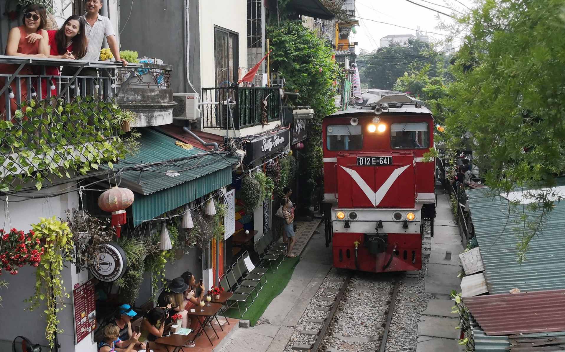 Cục Đường sắt đề nghị Hà Nội dẹp “phố cà phê đường tàu”