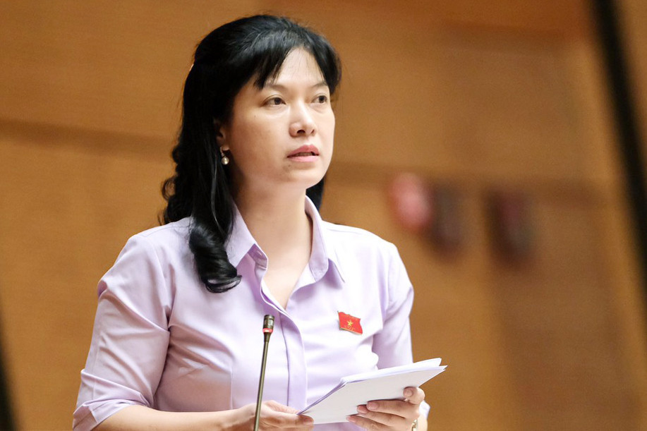 Salaries of state officers equal to that of unskilled workers